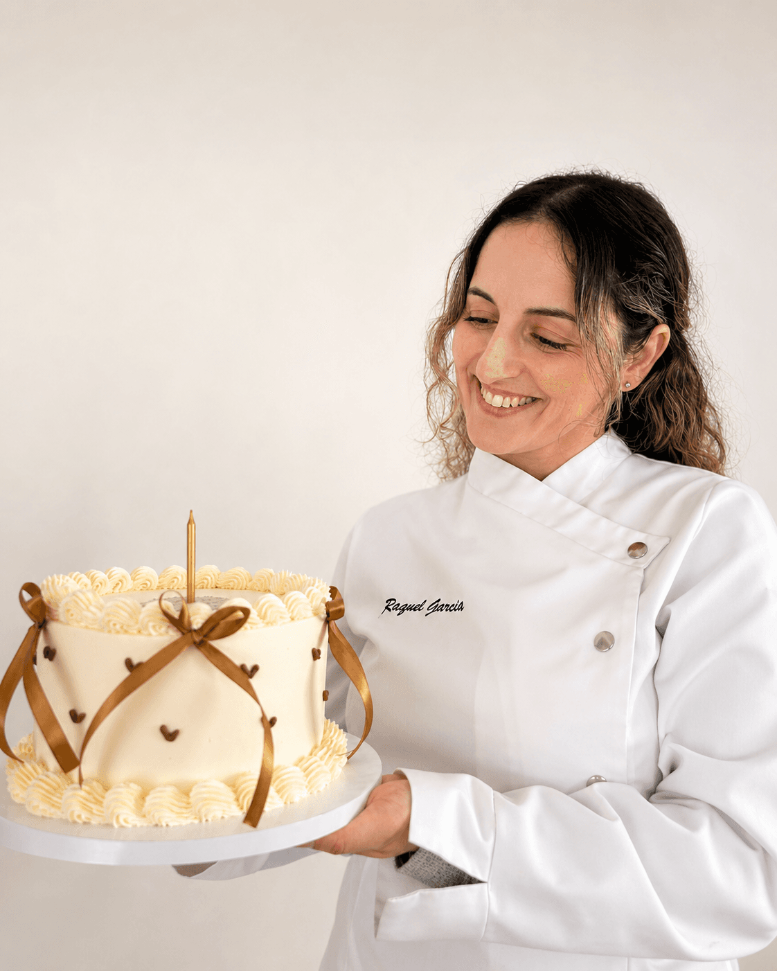 Raquel Garcia, cake designer, com um bolo artístico nas mãos